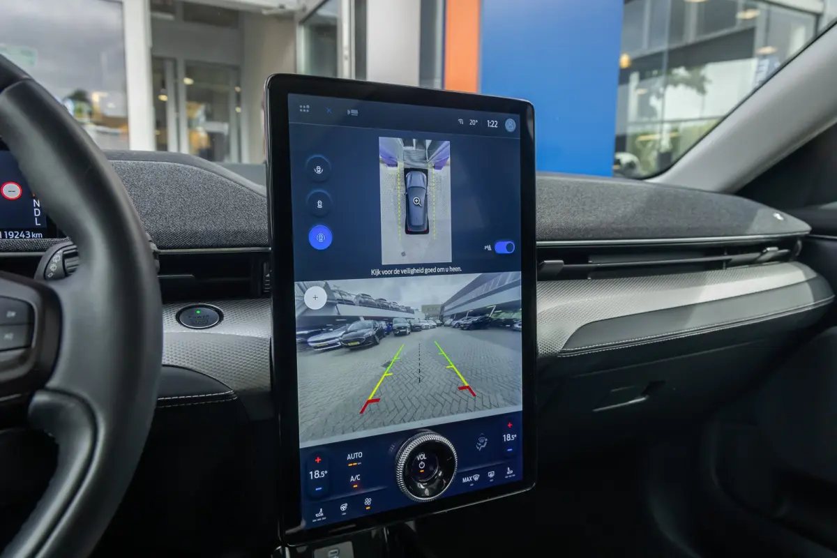 RWD 75 kWh | Panoramadak | LEDER | Apple Carplay | L.M. Velgen | Trekhaak | Achteruitrijcamera | Airco (automatisch) | Apple Carplay/Android Auto|telefoonintegratie premium