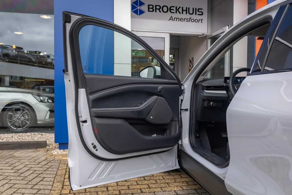 RWD 75 kWh | Panoramadak | LEDER | Apple Carplay | L.M. Velgen | Trekhaak | Achteruitrijcamera | Airco (automatisch) | Apple Carplay/Android Auto|telefoonintegratie premium