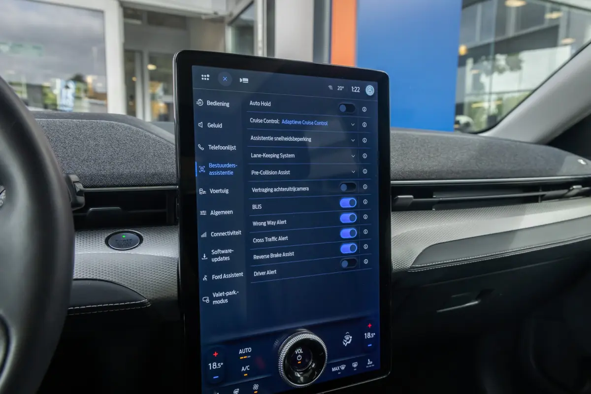 RWD 75 kWh | Panoramadak | LEDER | Apple Carplay | L.M. Velgen | Trekhaak | Achteruitrijcamera | Airco (automatisch) | Apple Carplay/Android Auto|telefoonintegratie premium