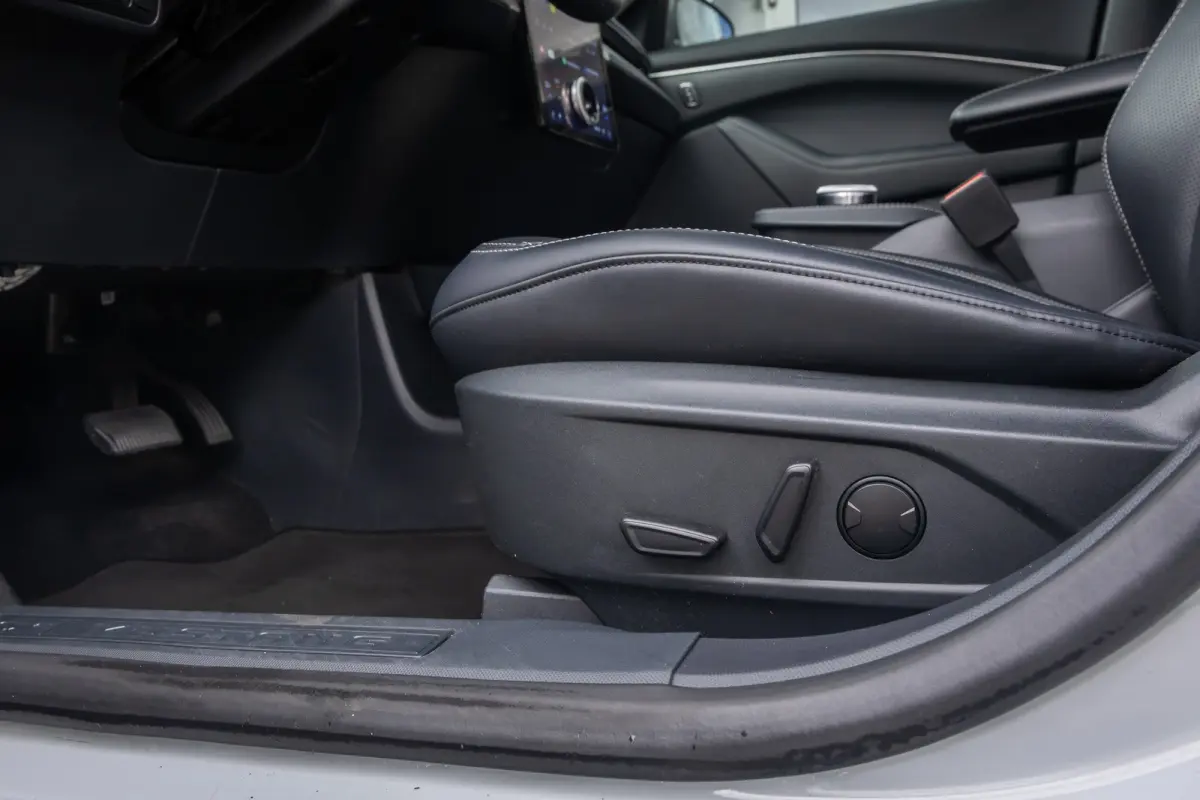 RWD 75 kWh | Panoramadak | LEDER | Apple Carplay | L.M. Velgen | Trekhaak | Achteruitrijcamera | Airco (automatisch) | Apple Carplay/Android Auto|telefoonintegratie premium