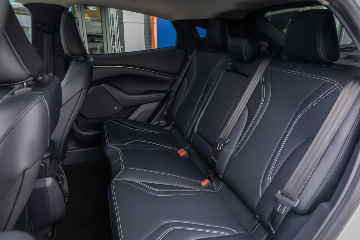 RWD 75 kWh | Panoramadak | LEDER | Apple Carplay | L.M. Velgen | Trekhaak | Achteruitrijcamera | Airco (automatisch) | Apple Carplay/Android Auto|telefoonintegratie premium