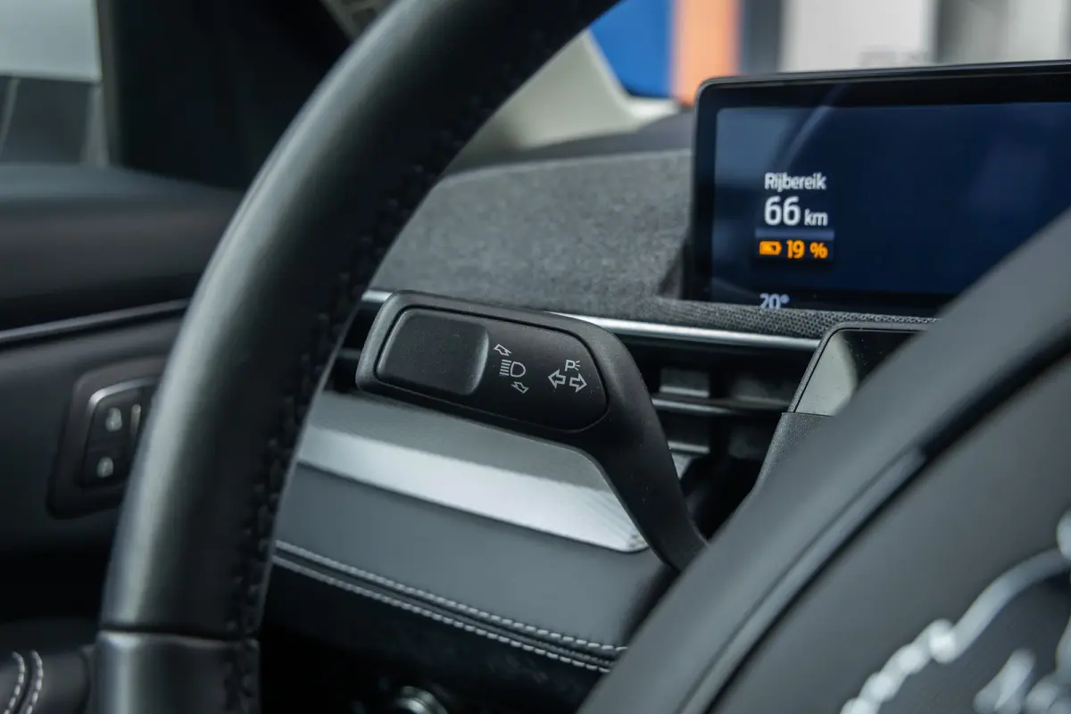 RWD 75 kWh | Panoramadak | LEDER | Apple Carplay | L.M. Velgen | Trekhaak | Achteruitrijcamera | Airco (automatisch) | Apple Carplay/Android Auto|telefoonintegratie premium