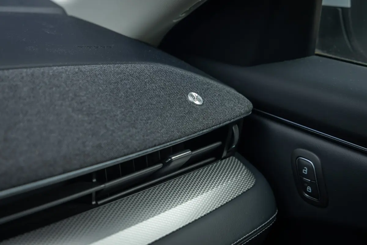 RWD 75 kWh | Panoramadak | LEDER | Apple Carplay | L.M. Velgen | Trekhaak | Achteruitrijcamera | Airco (automatisch) | Apple Carplay/Android Auto|telefoonintegratie premium
