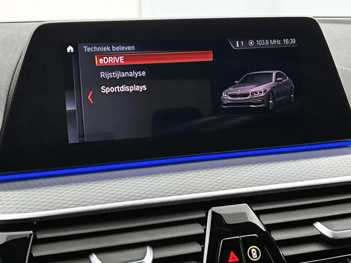 530e iPerformance High Executive | ACHTERUITRIJCAMERA | APPLE CARPLAY - ANDROID AUTO | STOELVERWARMING | NAVIGATIE | ELEKTRISCHE KOFFERKLEP | ELEKTRISCHE STOELEN | SFEERVERLICHTING |