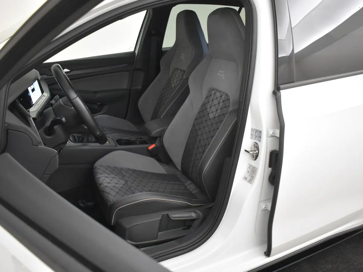 1.5 TSI R-Line l Stoel & Stuurverwarming l R-Line In en Exterieur l Adaptieve Cruise Control l Camera l Full Map Navigatie l Apple Car Play
