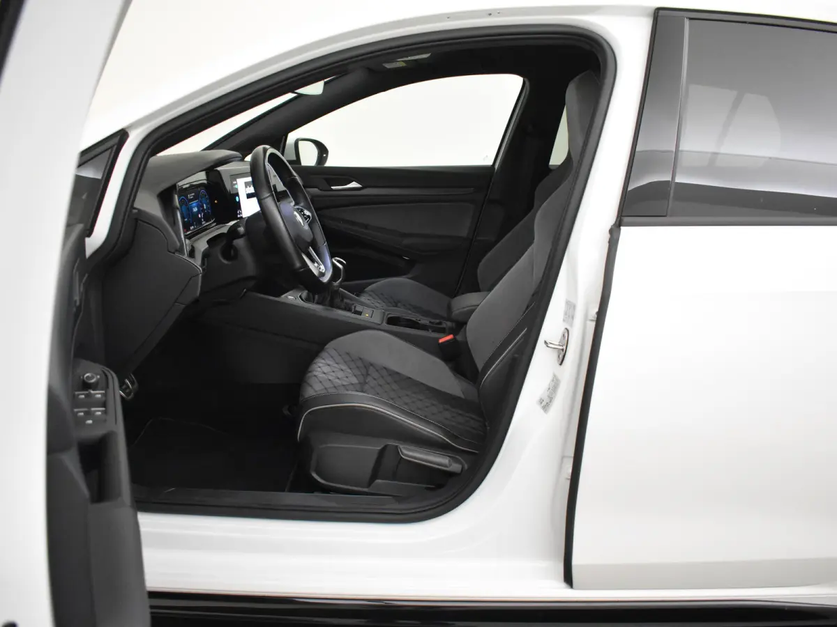 1.5 TSI R-Line l Stoel & Stuurverwarming l R-Line In en Exterieur l Adaptieve Cruise Control l Camera l Full Map Navigatie l Apple Car Play
