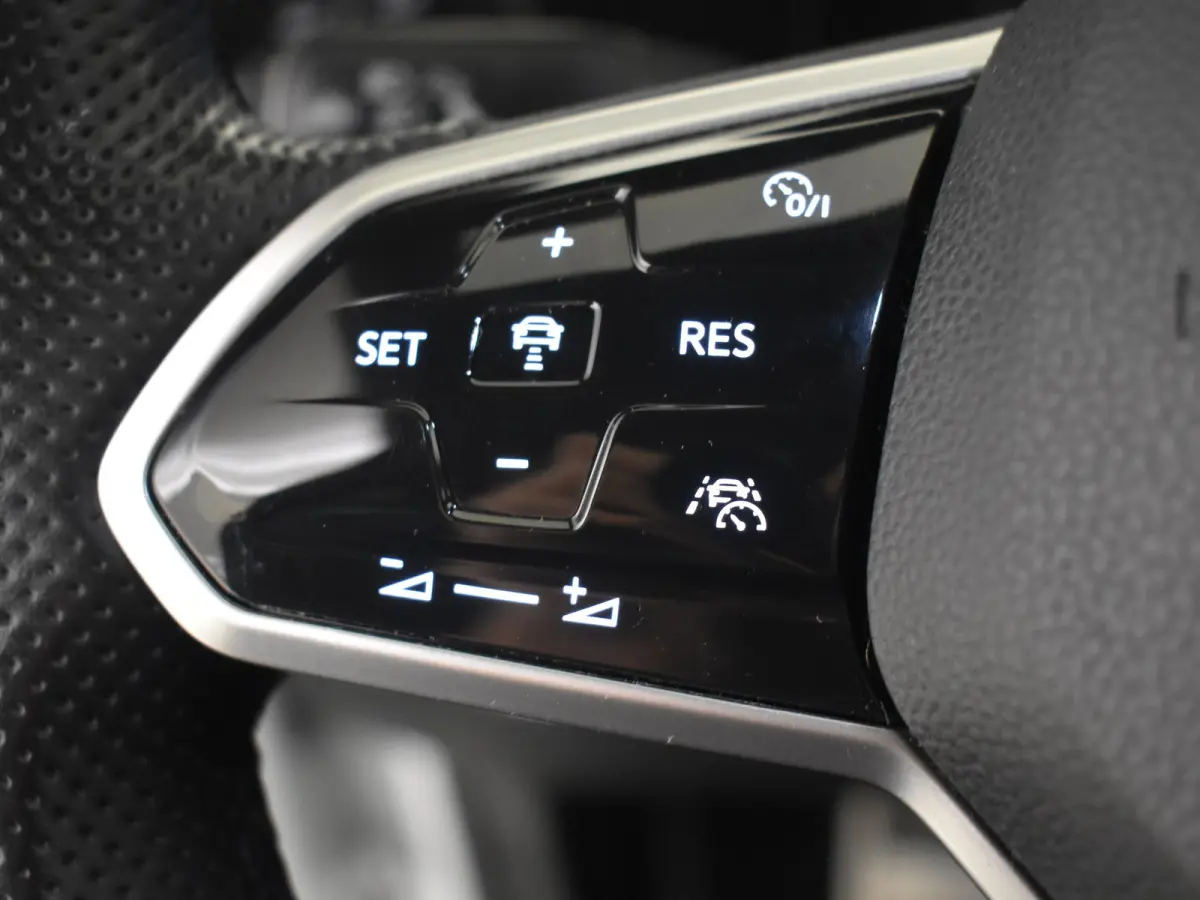 1.5 TSI R-Line l Stoel & Stuurverwarming l R-Line In en Exterieur l Adaptieve Cruise Control l Camera l Full Map Navigatie l Apple Car Play