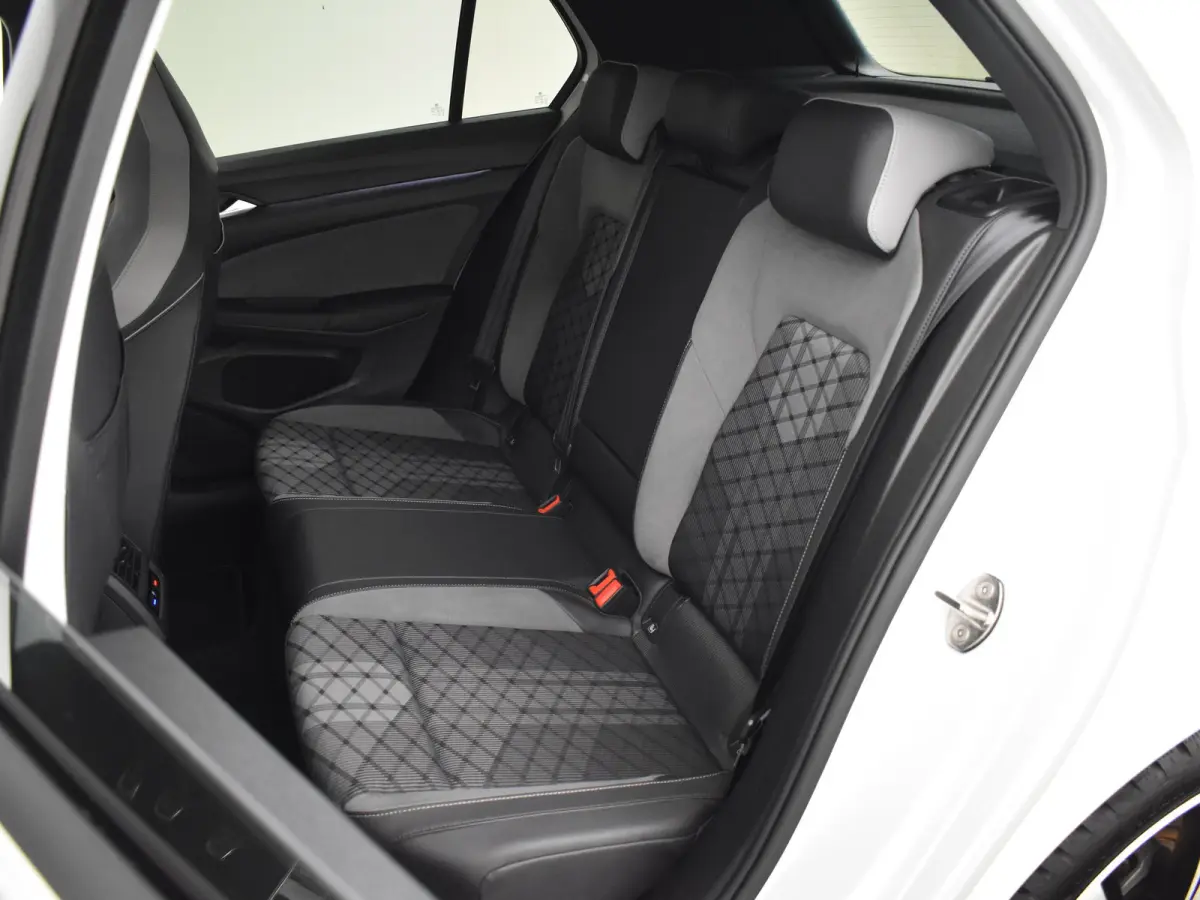 1.5 TSI R-Line l Stoel & Stuurverwarming l R-Line In en Exterieur l Adaptieve Cruise Control l Camera l Full Map Navigatie l Apple Car Play