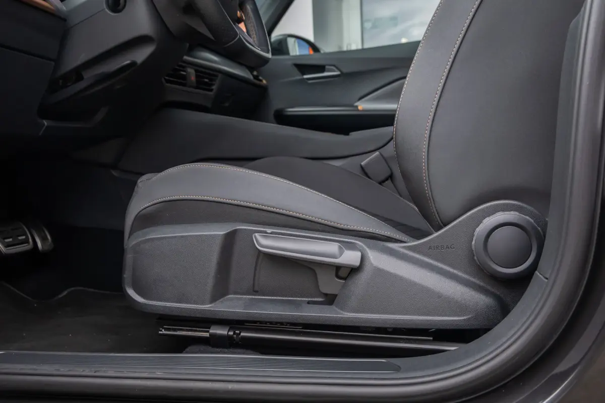 Adrenaline 82 kWh | Cruise Control Adaptief | Apple Carplay/Android Auto | 19'' L.M . | Navi | LED | Full-LED koplampen | Lichtmetalen velgen 19" | Navigatiesysteem full map