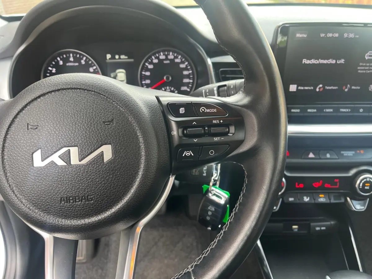 1.0i Turbo DynamicLine Automaat |  Two-tone lak | Apple Carplay / Android Auto | Airco |  Elektrische ramen | Camera | Parkeersensoren | Lichtmetalen velgen |