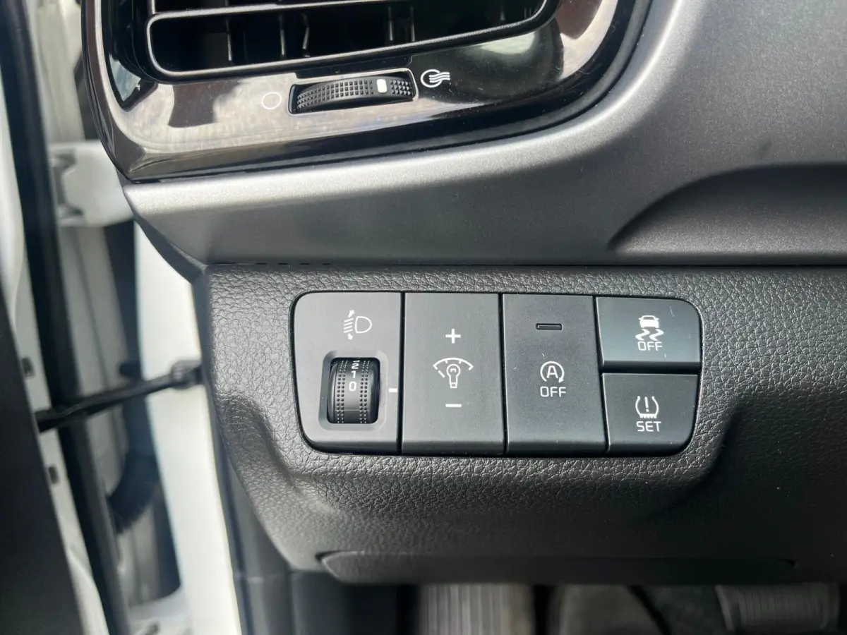1.0i Turbo DynamicLine Automaat |  Two-tone lak | Apple Carplay / Android Auto | Airco |  Elektrische ramen | Camera | Parkeersensoren | Lichtmetalen velgen |