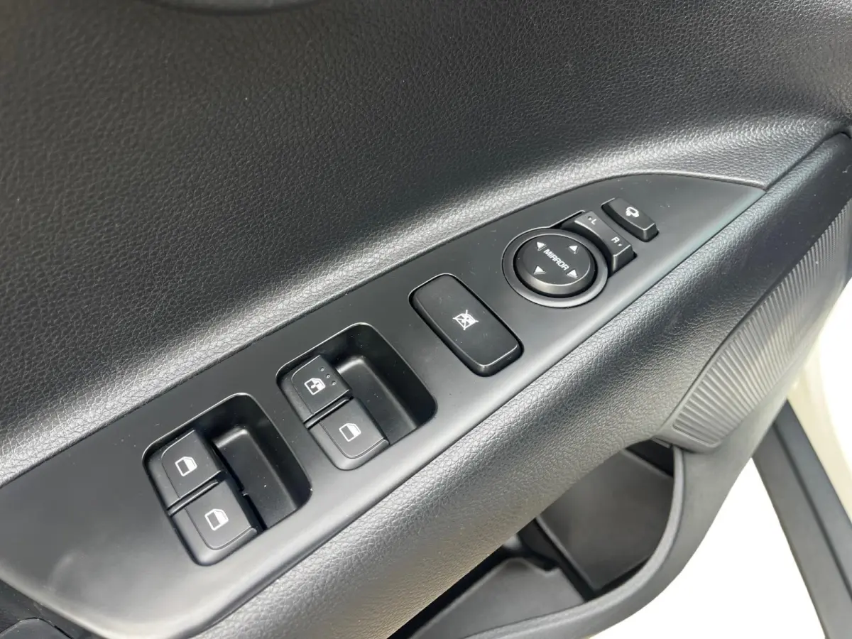 1.0i Turbo DynamicLine Automaat |  Two-tone lak | Apple Carplay / Android Auto | Airco |  Elektrische ramen | Camera | Parkeersensoren | Lichtmetalen velgen |