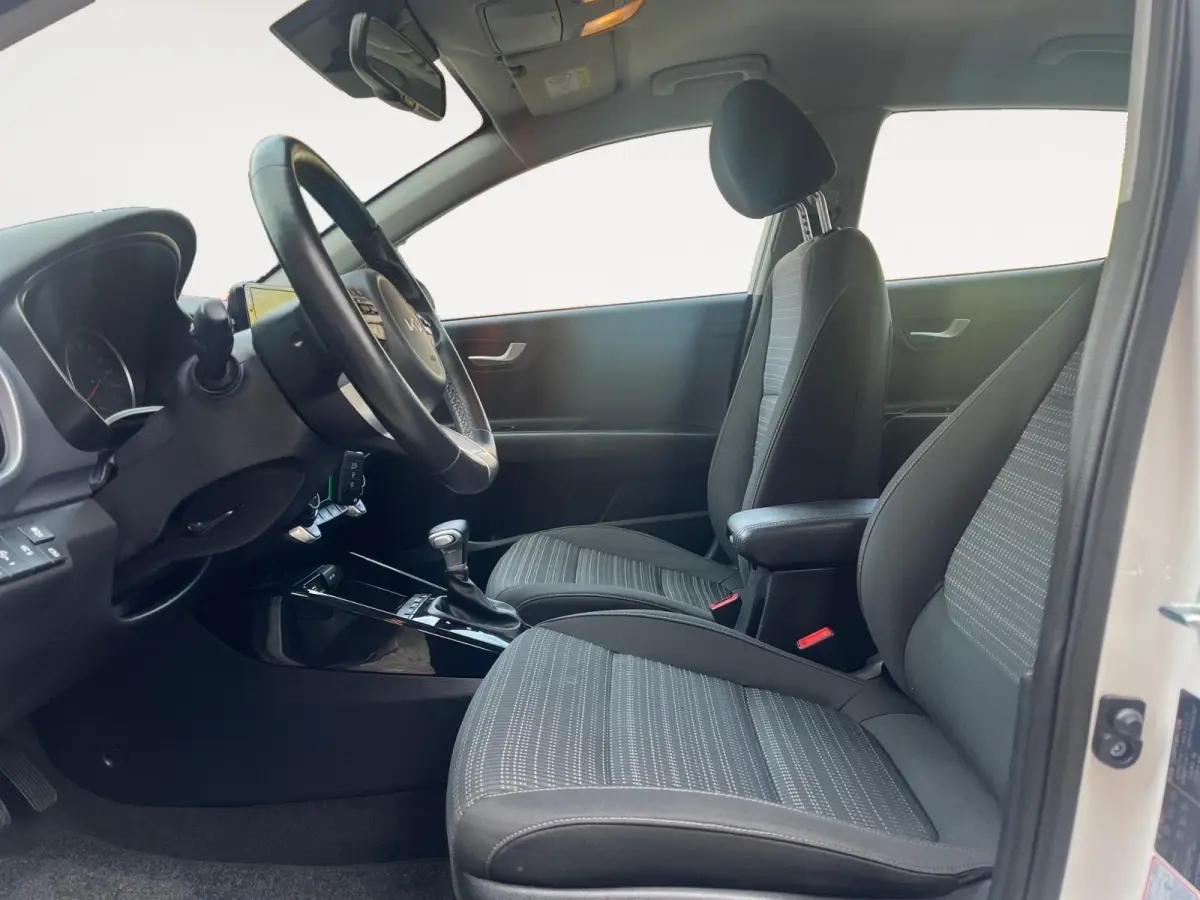 1.0i Turbo DynamicLine Automaat |  Two-tone lak | Apple Carplay / Android Auto | Airco |  Elektrische ramen | Camera | Parkeersensoren | Lichtmetalen velgen |