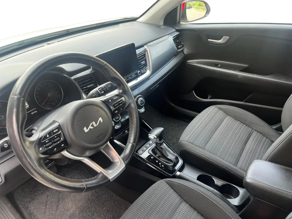 1.0i Turbo DynamicLine Automaat |  Two-tone lak | Apple Carplay / Android Auto | Airco |  Elektrische ramen | Camera | Parkeersensoren | Lichtmetalen velgen |