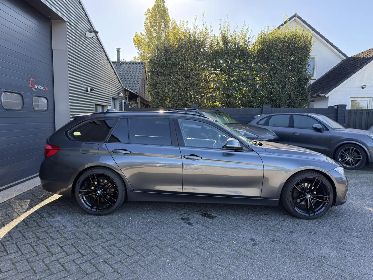 320i Centennial High Executive | Navigatie | Lederen Bekleding | Climate Control | Elektrische Achterklep |