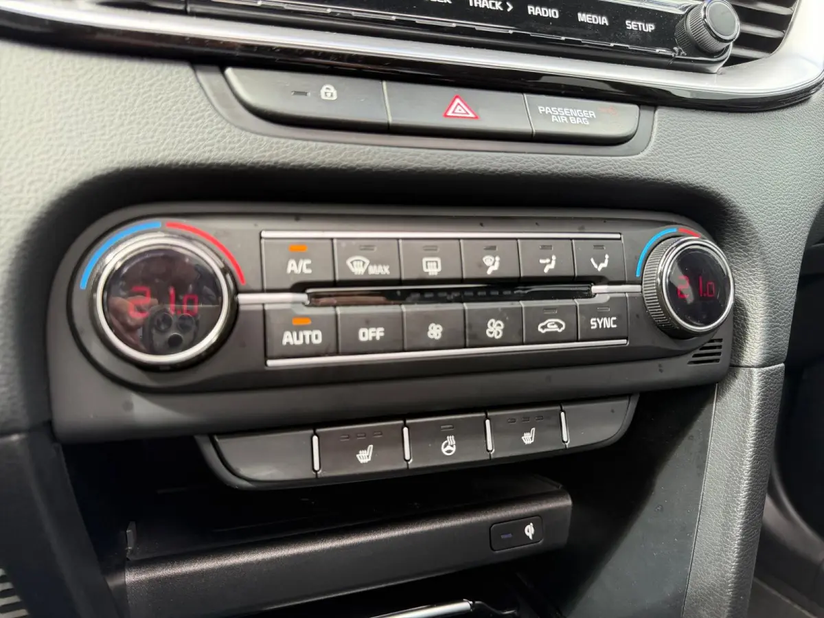1.5 T-GDi GT-Line 1e Eigenaar | Dealer onderhouden | Open dak | Stoel & Stuur verwarming | Navigatie | Apple CarPlay & Android Auto | Fabrieksgarantie 13-10-2030 +3x 1 jaar* | NAP