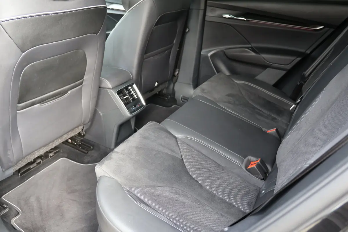 80 Sportline | panoramadak | adap. cruise | keyless entry | rijstrooksensor | apple carplay | camera | 1e eig | BTW