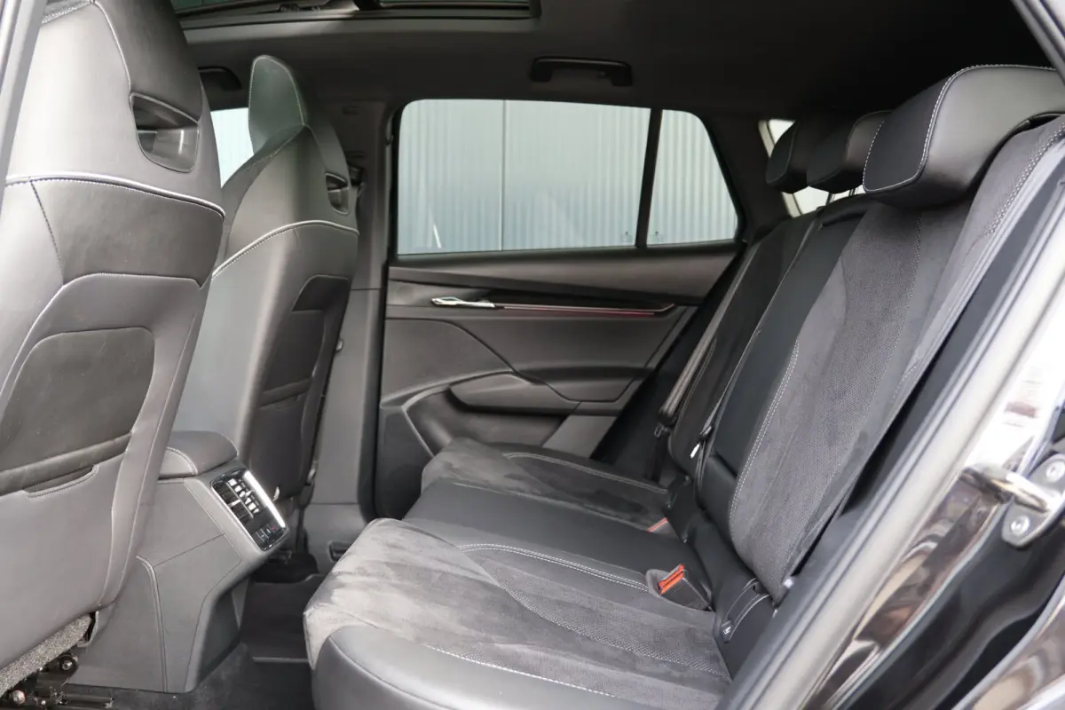 80 Sportline | panoramadak | adap. cruise | keyless entry | rijstrooksensor | apple carplay | camera | 1e eig | BTW