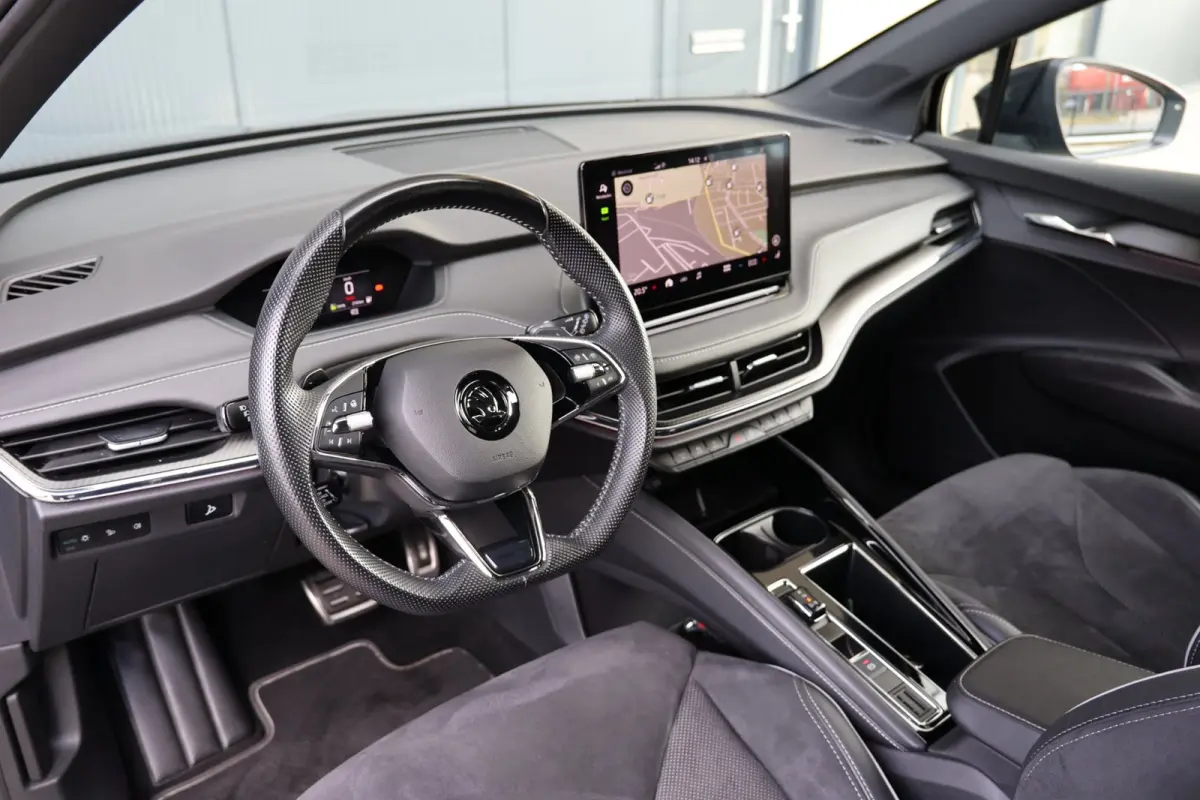 80 Sportline | panoramadak | adap. cruise | keyless entry | rijstrooksensor | apple carplay | camera | 1e eig | BTW