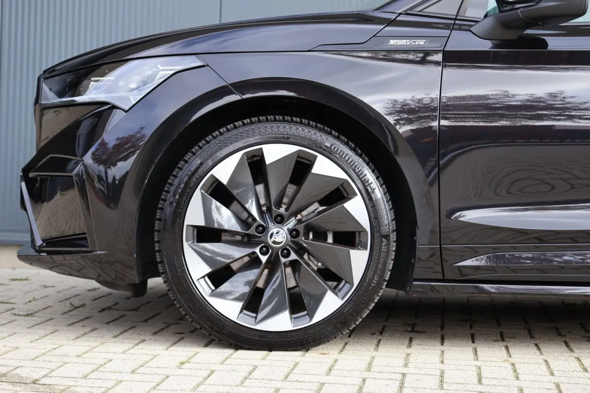 80 Sportline | panoramadak | adap. cruise | keyless entry | rijstrooksensor | apple carplay | camera | 1e eig | BTW