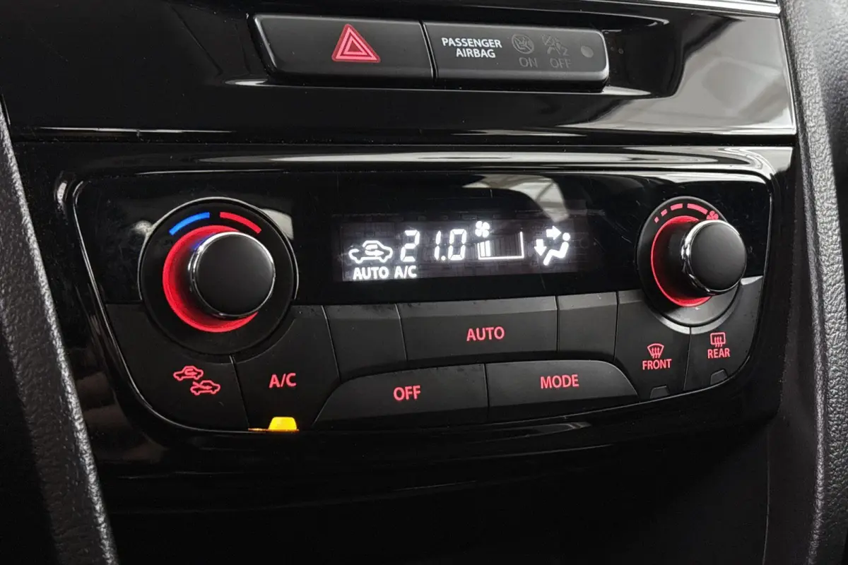 1.6 Exclusive Navi Camera Apple CarPlay Clima
