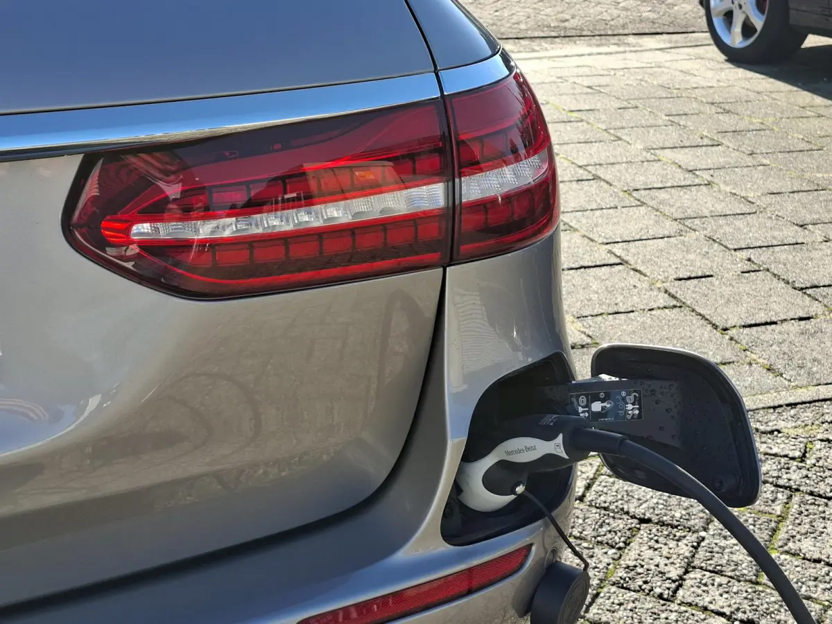 E 300e PHEV/SOH 94.3%/Burmester/Luchtvering/ParkAssist/Dodehoekdetectie/360Camera/Keyless/Trekhaak Wegklapbaar