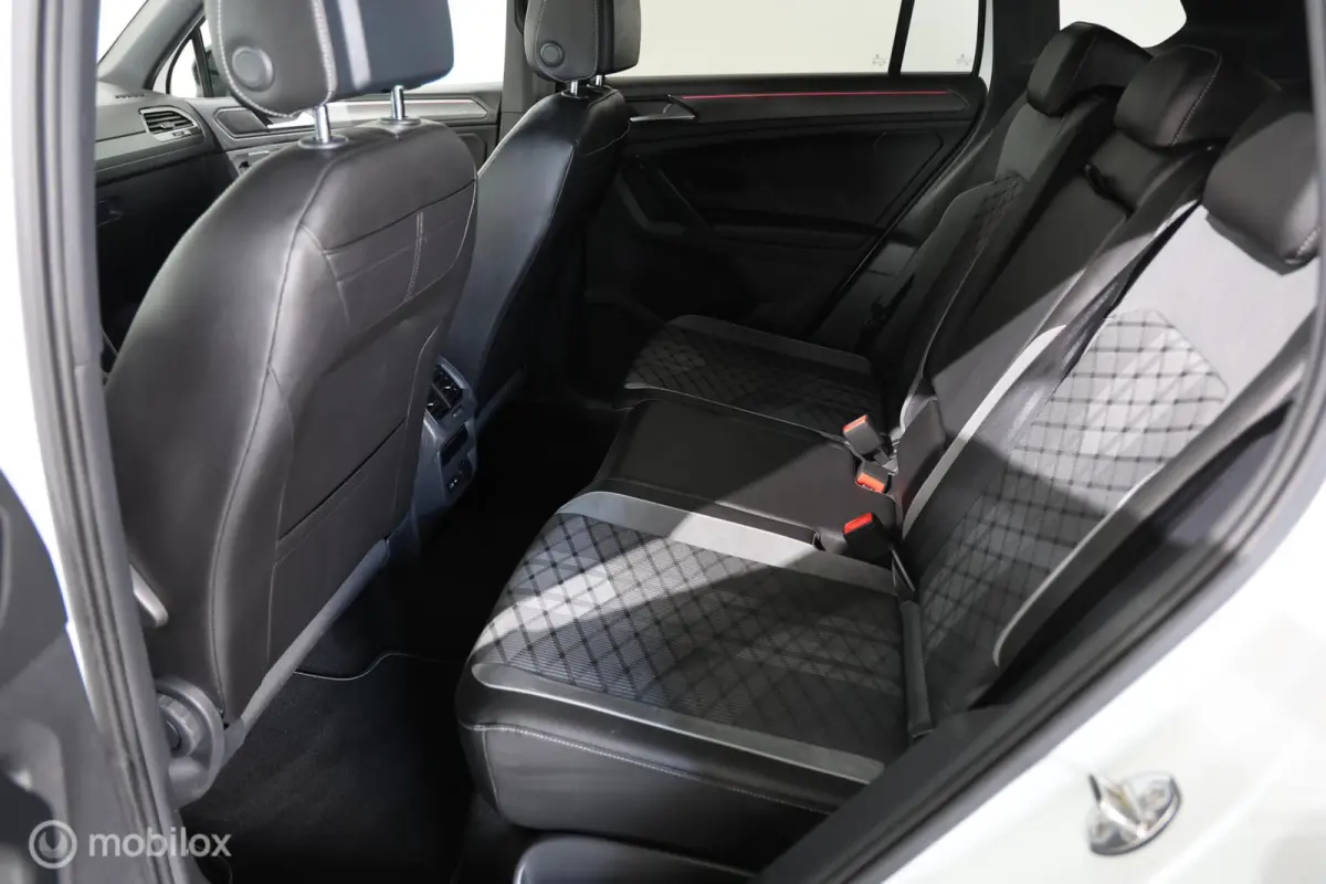 1.4 TSI eHybrid R-Line Business+ - Pano - Stuur/Stoelverwarming - Trekhaak Elektrisch - Carplay