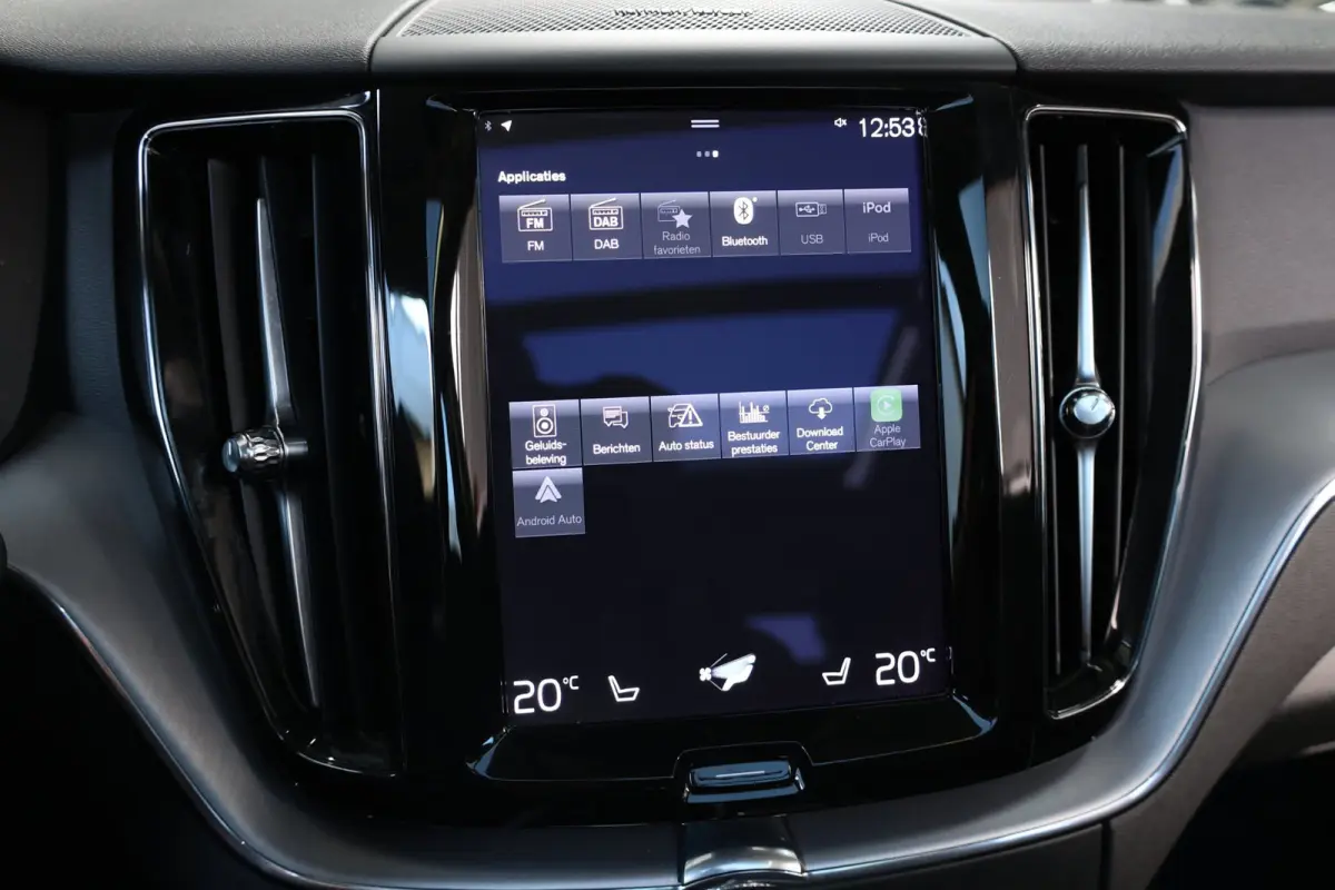 2.0 B5 Mild Hybrid Momentum Exclusive LED/VIRTUAL/PANO/STUUR+S.VERWARMING/19" LMV/360 CAM/CRUISE/ECC/12 MND GARANTIE!