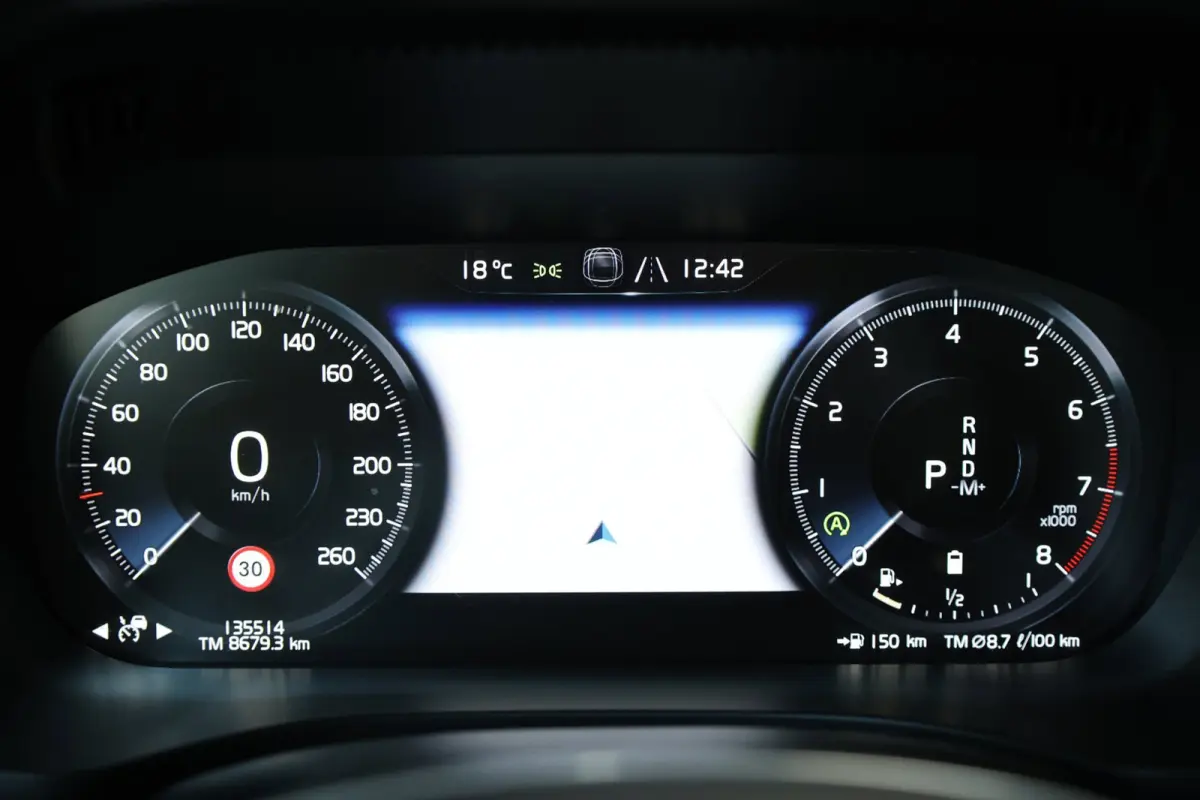 2.0 B5 Mild Hybrid Momentum Exclusive LED/VIRTUAL/PANO/STUUR+S.VERWARMING/19" LMV/360 CAM/CRUISE/ECC/12 MND GARANTIE!