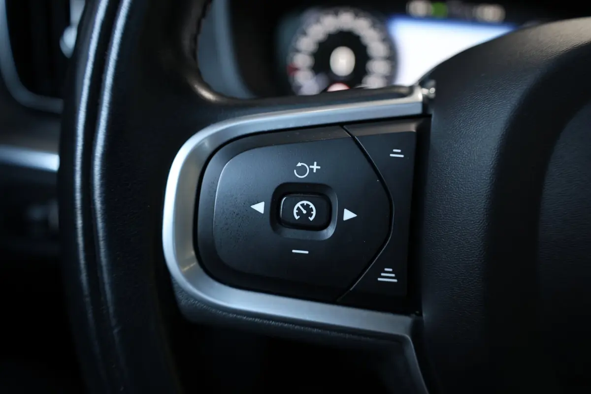 2.0 B5 Mild Hybrid Momentum Exclusive LED/VIRTUAL/PANO/STUUR+S.VERWARMING/19" LMV/360 CAM/CRUISE/ECC/12 MND GARANTIE!