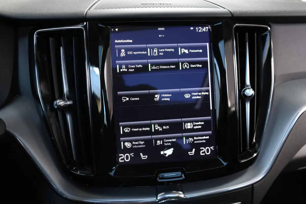 2.0 B5 Mild Hybrid Momentum Exclusive LED/VIRTUAL/PANO/STUUR+S.VERWARMING/19" LMV/360 CAM/CRUISE/ECC/12 MND GARANTIE!