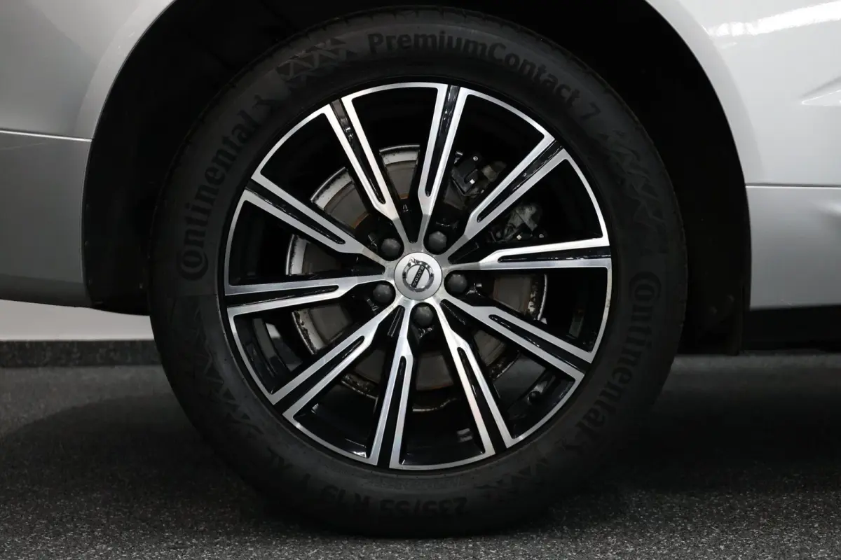 2.0 B5 Mild Hybrid Momentum Exclusive LED/VIRTUAL/PANO/STUUR+S.VERWARMING/19" LMV/360 CAM/CRUISE/ECC/12 MND GARANTIE!