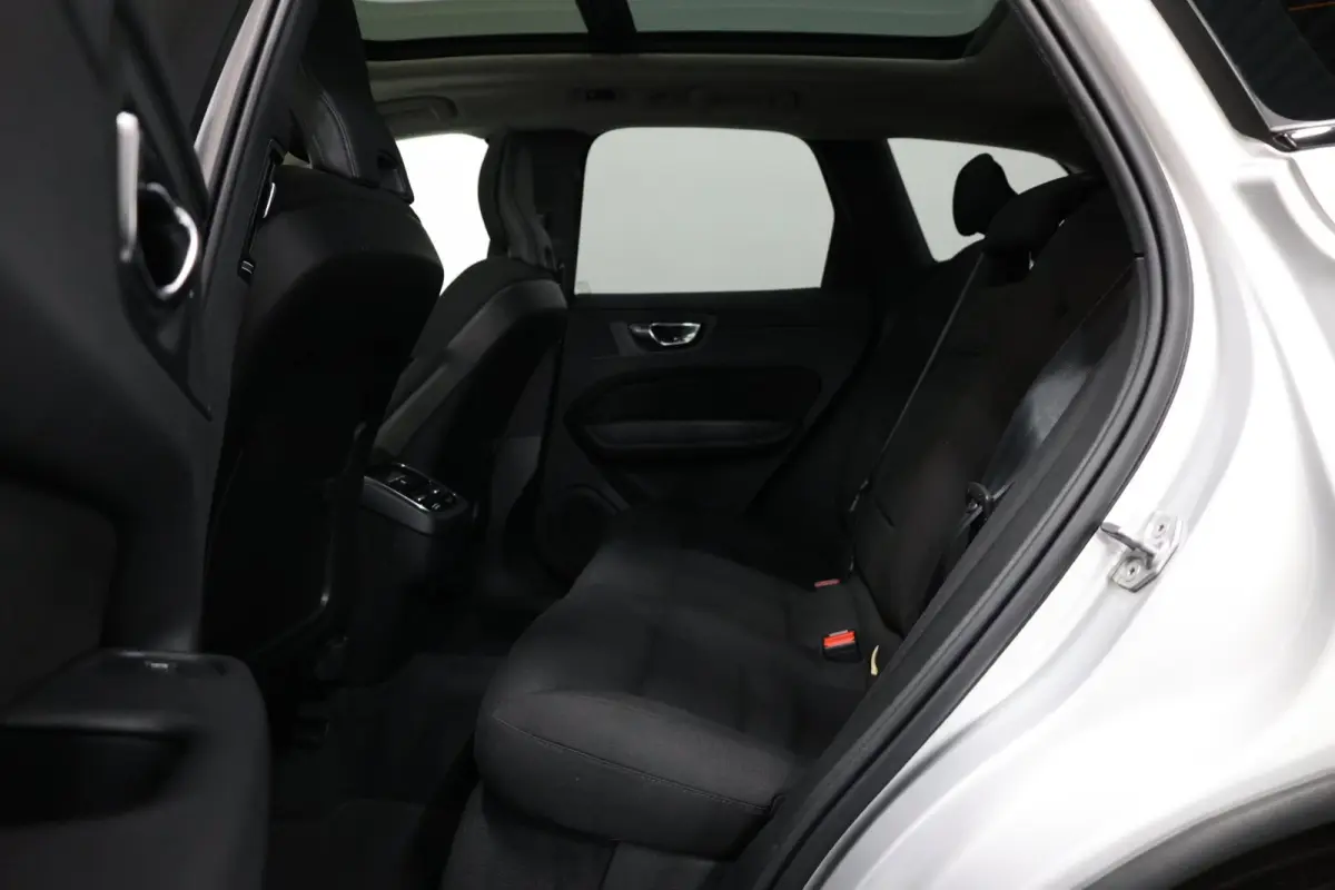 2.0 B5 Mild Hybrid Momentum Exclusive LED/VIRTUAL/PANO/STUUR+S.VERWARMING/19" LMV/360 CAM/CRUISE/ECC/12 MND GARANTIE!