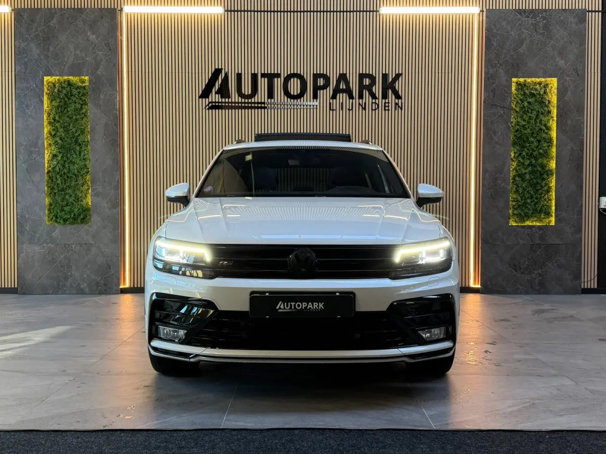 2.0 TSI 4Motion Highline 3X R-Line |PANO|HuD|MEMORY|CAMERA|CARPLAY|ACC|DODEHOEK|LEDER|20INCH|TREKHAAK|220PK|VOL!