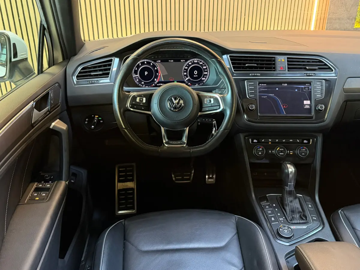 2.0 TSI 4Motion Highline 3X R-Line |PANO|HuD|MEMORY|CAMERA|CARPLAY|ACC|DODEHOEK|LEDER|20INCH|TREKHAAK|220PK|VOL!