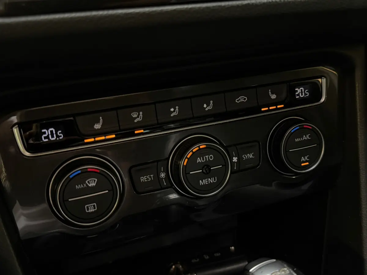 2.0 TSI 4Motion Highline 3X R-Line |PANO|HuD|MEMORY|CAMERA|CARPLAY|ACC|DODEHOEK|LEDER|20INCH|TREKHAAK|220PK|VOL!