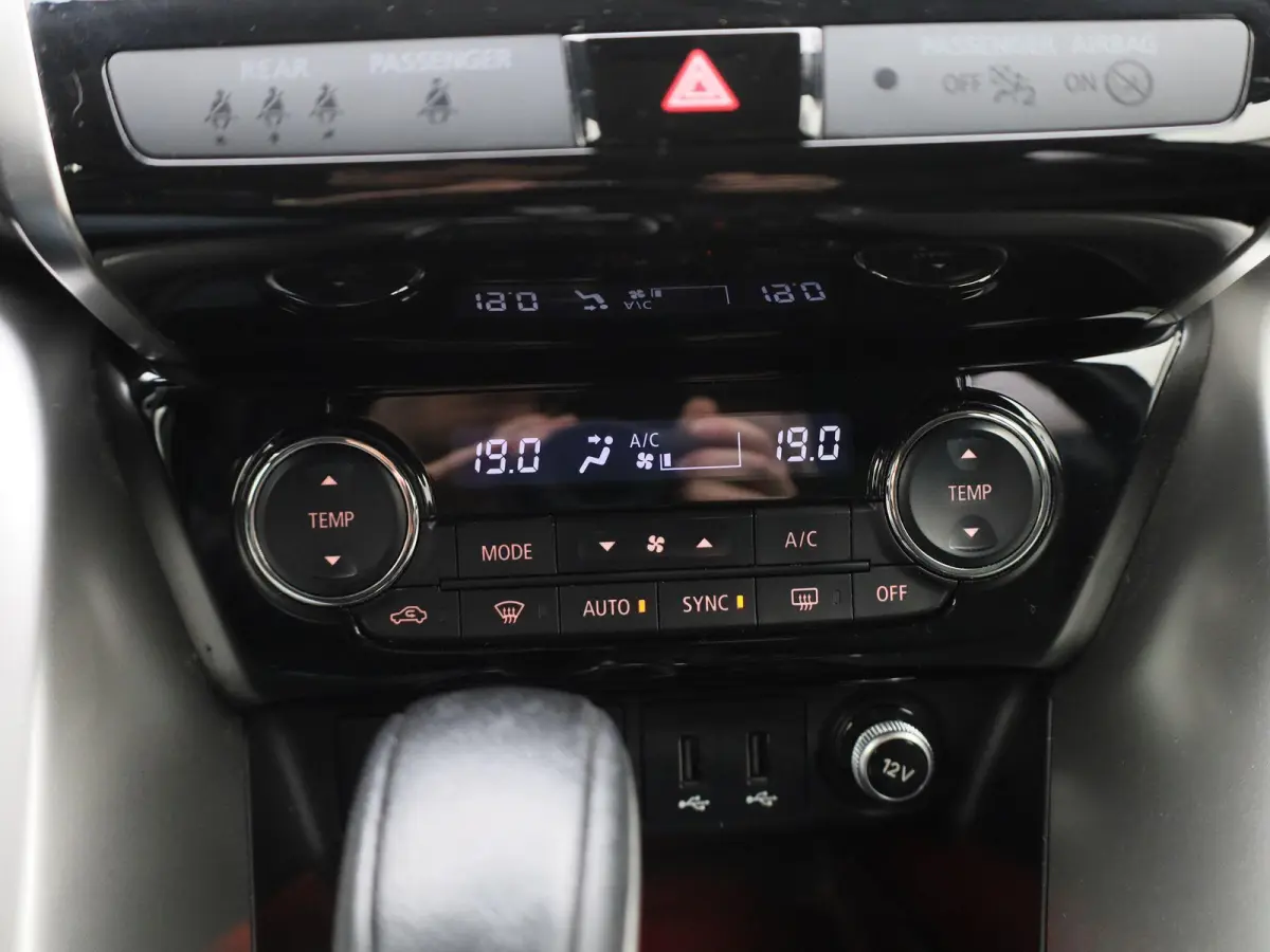 1.5 DI-T First Edition | Automaat | Stoelverwarming | Achteruitrijcamera | Cruise Control | Lichtmetalen Velgen |