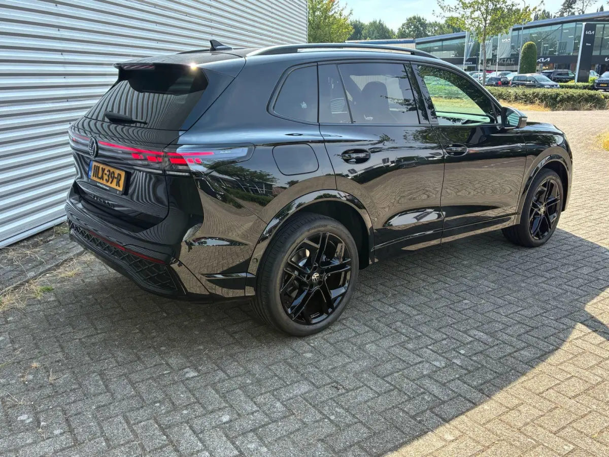 1.5 eHybrid R-Line Edition 272 PK | Panoramadak | 360 graden camera | Adaptive Cruise Control | Stoelverwarming | Stuurverwarming |