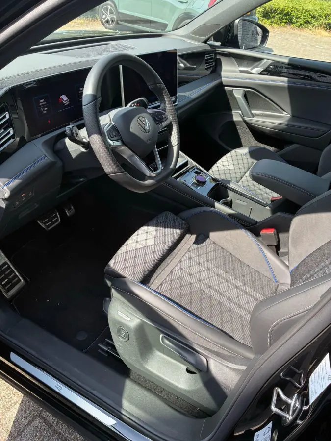 1.5 eHybrid R-Line Edition 272 PK | Panoramadak | 360 graden camera | Adaptive Cruise Control | Stoelverwarming | Stuurverwarming |