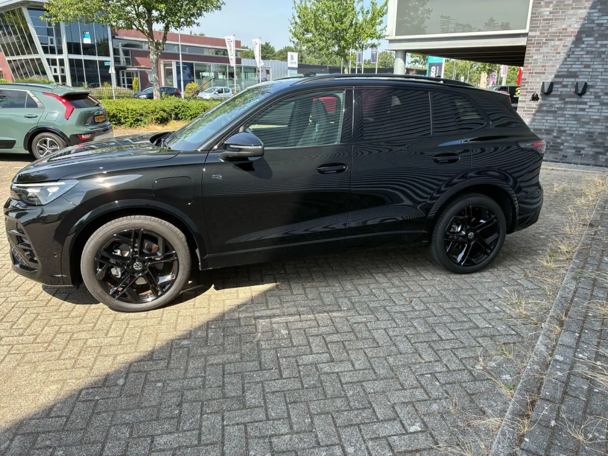 1.5 eHybrid R-Line Edition 272 PK | Panoramadak | 360 graden camera | Adaptive Cruise Control | Stoelverwarming | Stuurverwarming |