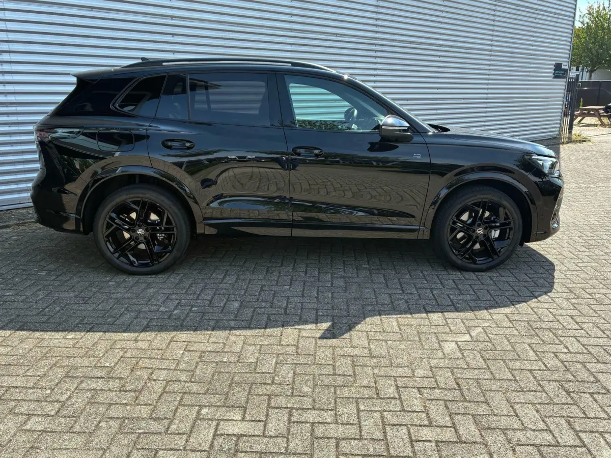 1.5 eHybrid R-Line Edition 272 PK | Panoramadak | 360 graden camera | Adaptive Cruise Control | Stoelverwarming | Stuurverwarming |
