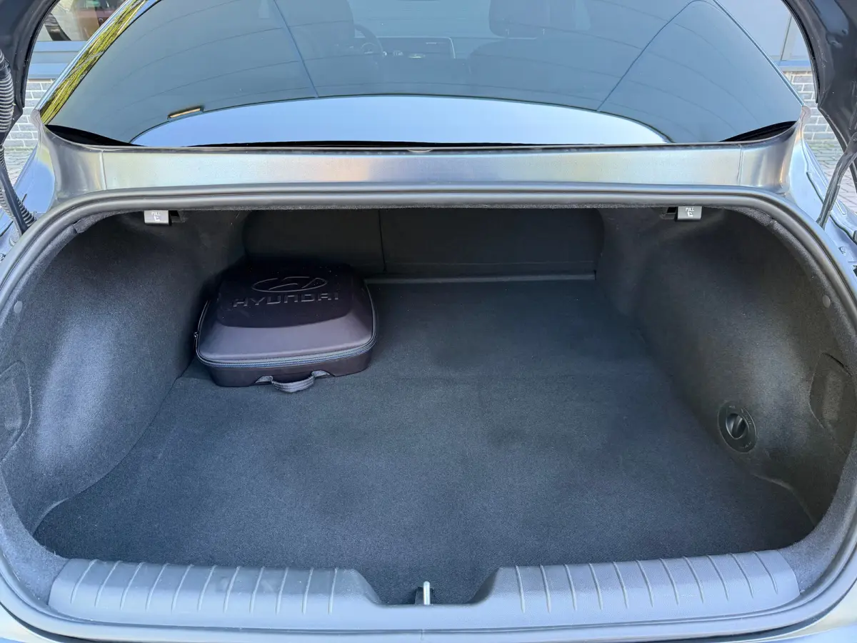 Business 77.4 kWh | Orgineel Nederlands | Navigatie | 360 Graden Camera | Stuur & Stoelverwarming | Bose Audio | Apple Carplay & Android Auto |