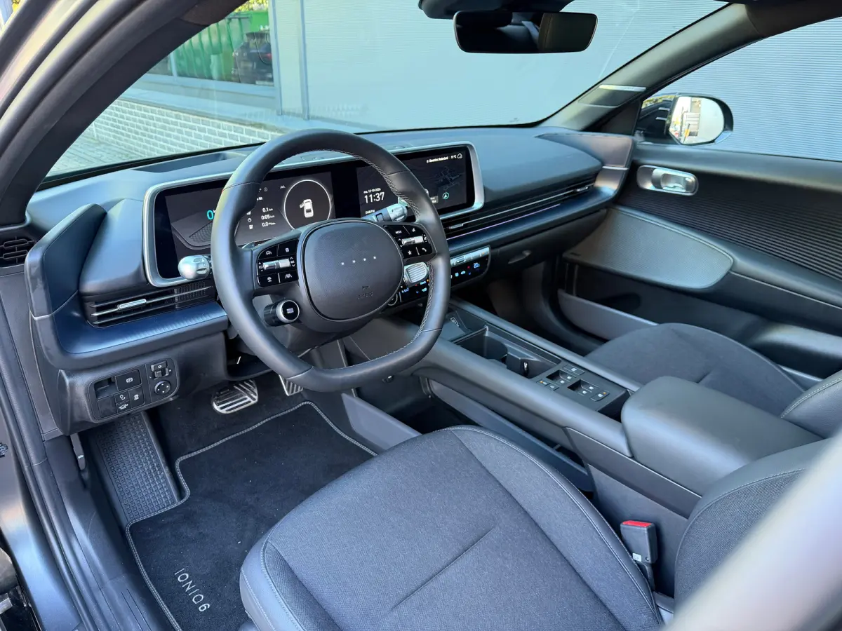 Business 77.4 kWh | Orgineel Nederlands | Navigatie | 360 Graden Camera | Stuur & Stoelverwarming | Bose Audio | Apple Carplay & Android Auto |