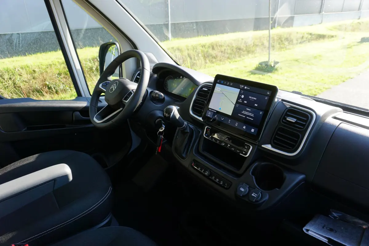 2.2 BlueHDi 140 L3H2 3.5t Nieuwstaat |Full-LED |Leder stuur |Camera |Cruise |Navi |Carplay |Betimmering |2e airbag |Nieuw model |BPM vrij |Digitaal dashboard