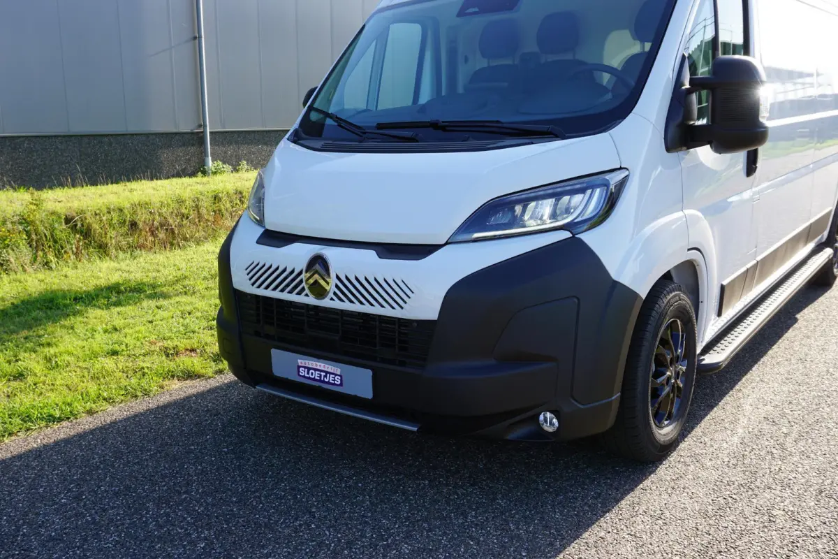2.2 BlueHDi 140 L3H2 3.5t Nieuwstaat |Full-LED |Leder stuur |Camera |Cruise |Navi |Carplay |Betimmering |2e airbag |Nieuw model |BPM vrij |Digitaal dashboard