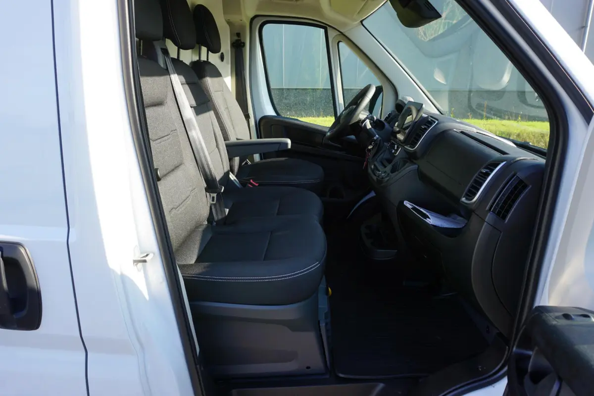 2.2 BlueHDi 140 L3H2 3.5t Nieuwstaat |Full-LED |Leder stuur |Camera |Cruise |Navi |Carplay |Betimmering |2e airbag |Nieuw model |BPM vrij |Digitaal dashboard