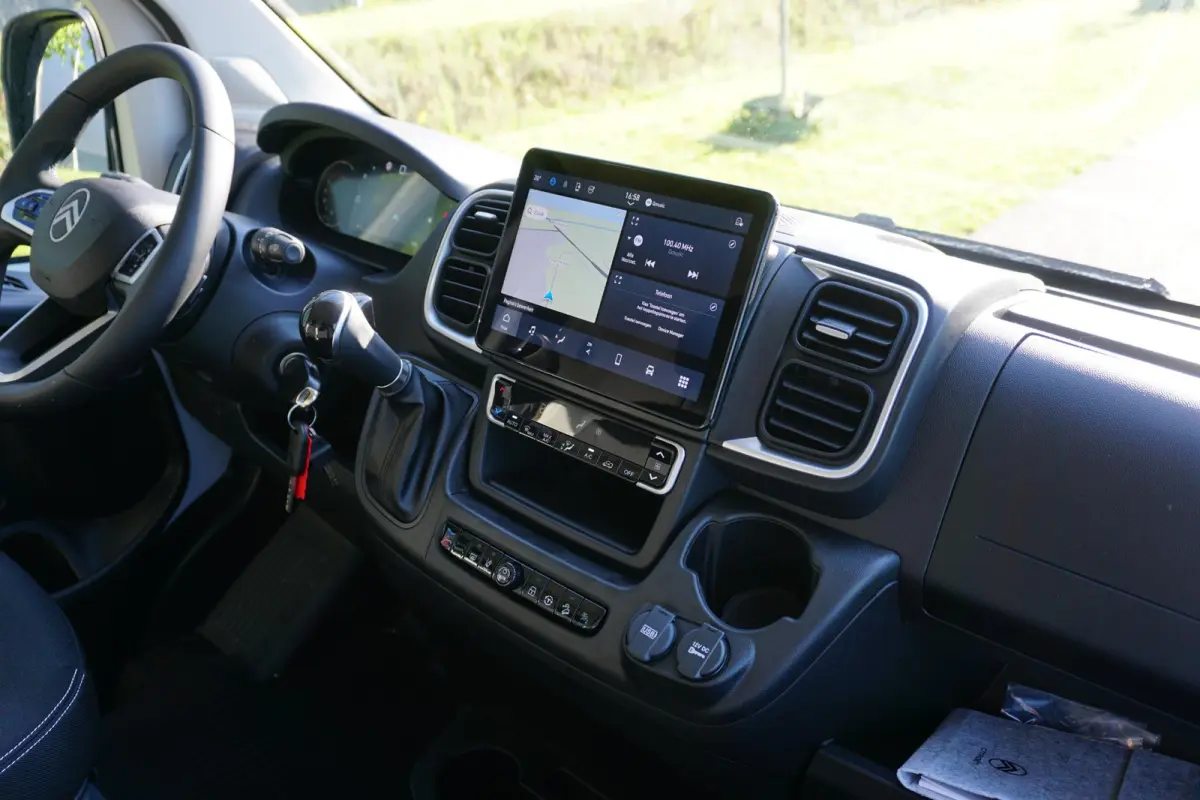 2.2 BlueHDi 140 L3H2 3.5t Nieuwstaat |Full-LED |Leder stuur |Camera |Cruise |Navi |Carplay |Betimmering |2e airbag |Nieuw model |BPM vrij |Digitaal dashboard