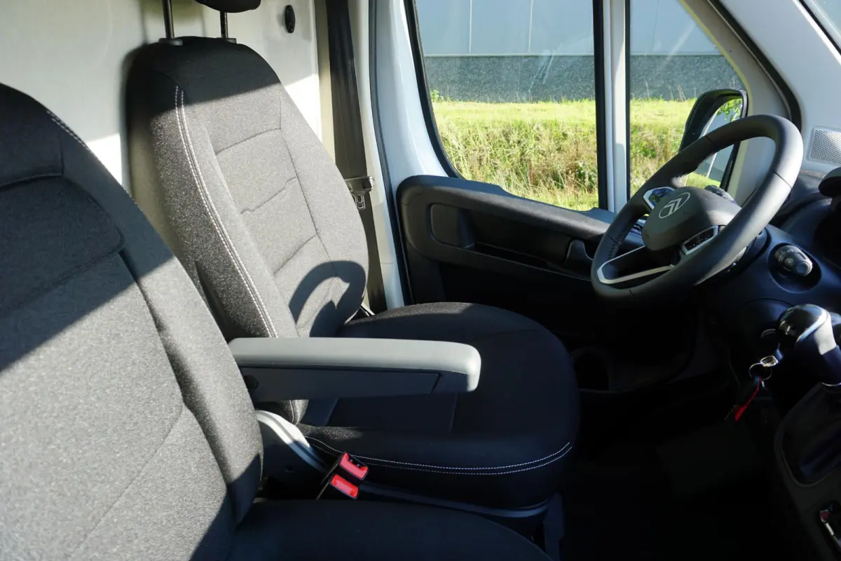 2.2 BlueHDi 140 L3H2 3.5t Nieuwstaat |Full-LED |Leder stuur |Camera |Cruise |Navi |Carplay |Betimmering |2e airbag |Nieuw model |BPM vrij |Digitaal dashboard