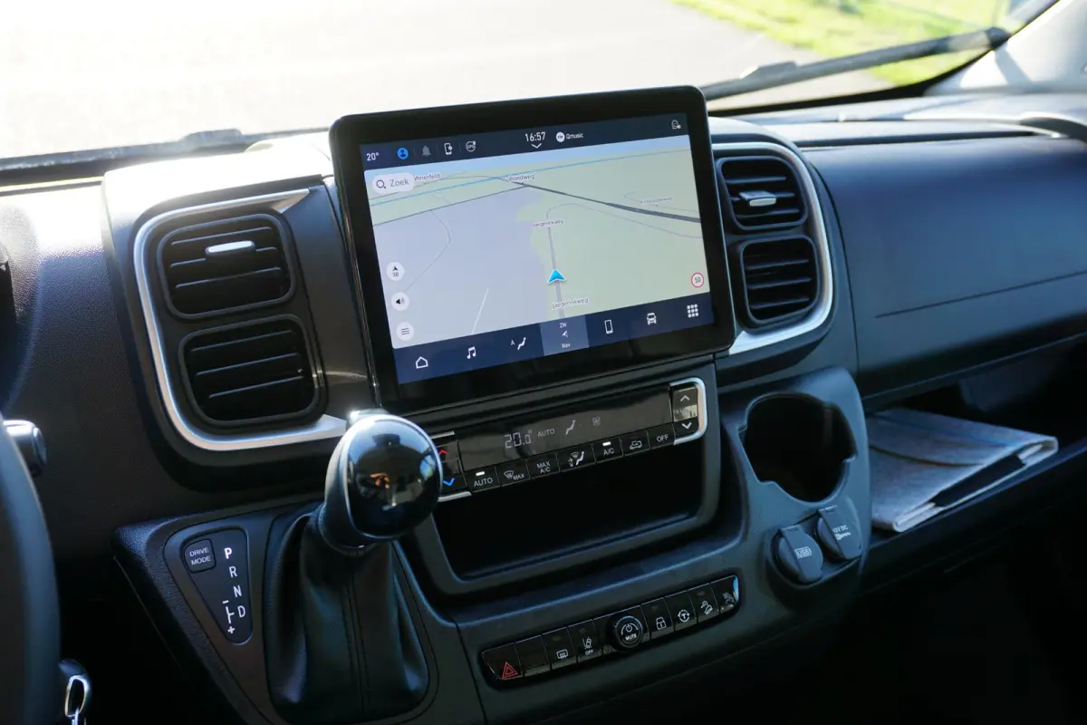 2.2 BlueHDi 140 L3H2 3.5t Nieuwstaat |Full-LED |Leder stuur |Camera |Cruise |Navi |Carplay |Betimmering |2e airbag |Nieuw model |BPM vrij |Digitaal dashboard