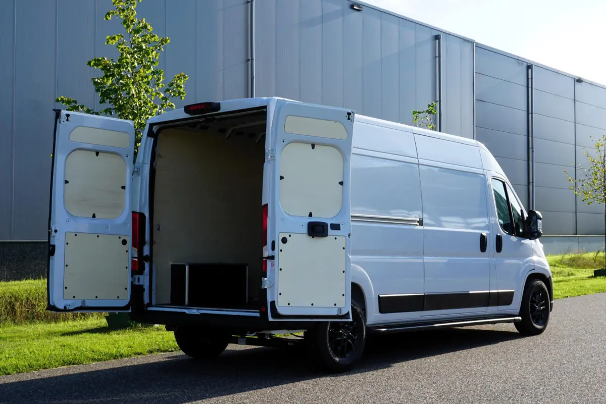 2.2 BlueHDi 140 L3H2 3.5t Nieuwstaat |Full-LED |Leder stuur |Camera |Cruise |Navi |Carplay |Betimmering |2e airbag |Nieuw model |BPM vrij |Digitaal dashboard